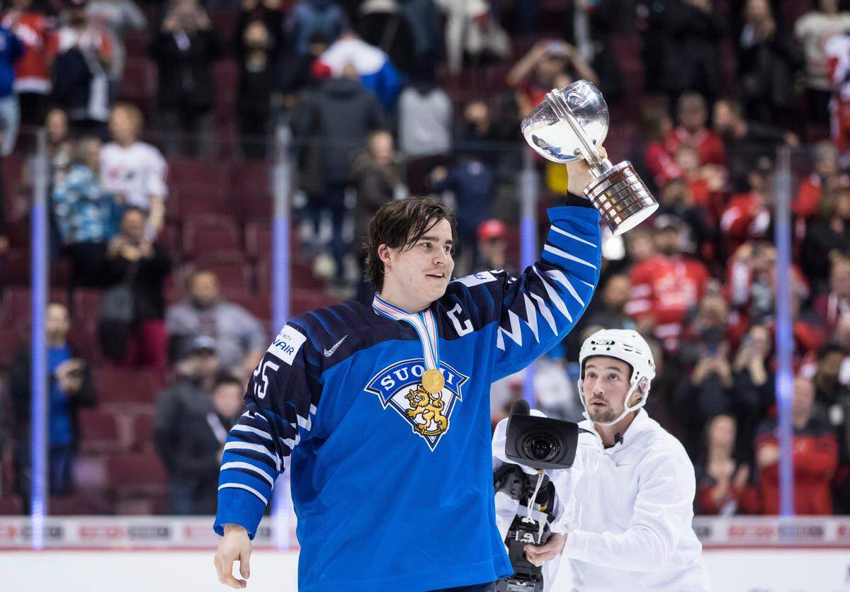 Finland captain Aarne Talvitie hoists the trophy after Finland defeated the United States in the gold medal game at the world juniors hockey tournament in Vancouver, British Columbia, Saturday, Jan. 5, 2019.