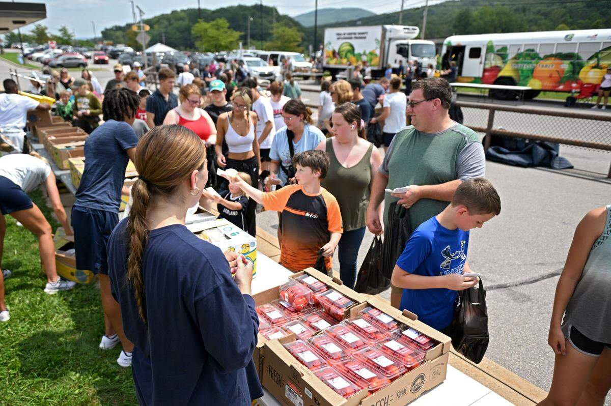 Families were able to choose what produce to take home as part of a frmers market set up at the Summer Meals Distribution outside of Wingate Elementary School on Monday, Aug. 5, 2024.