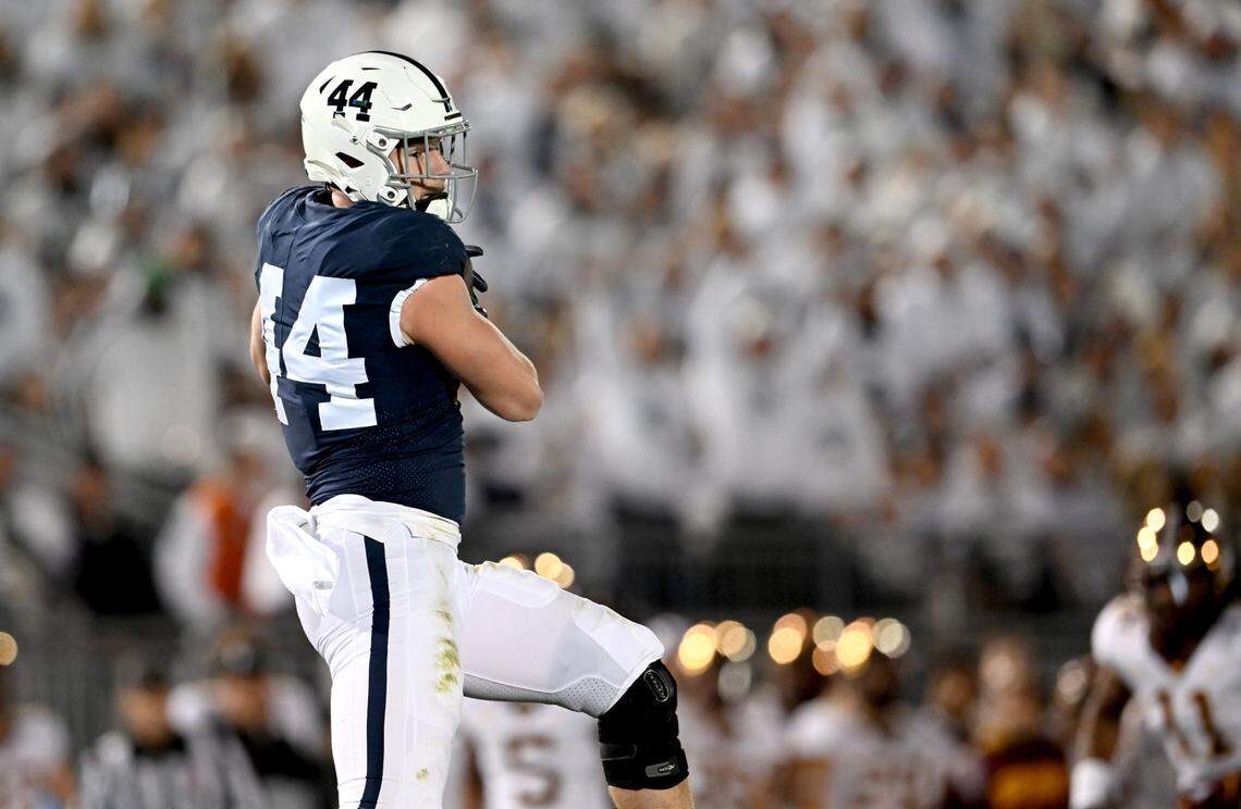 Penn State tight end Tyler Warren makes a catch and runs for a touchdown during the game against Minnesota on Saturday, Oct. 22, 2022.