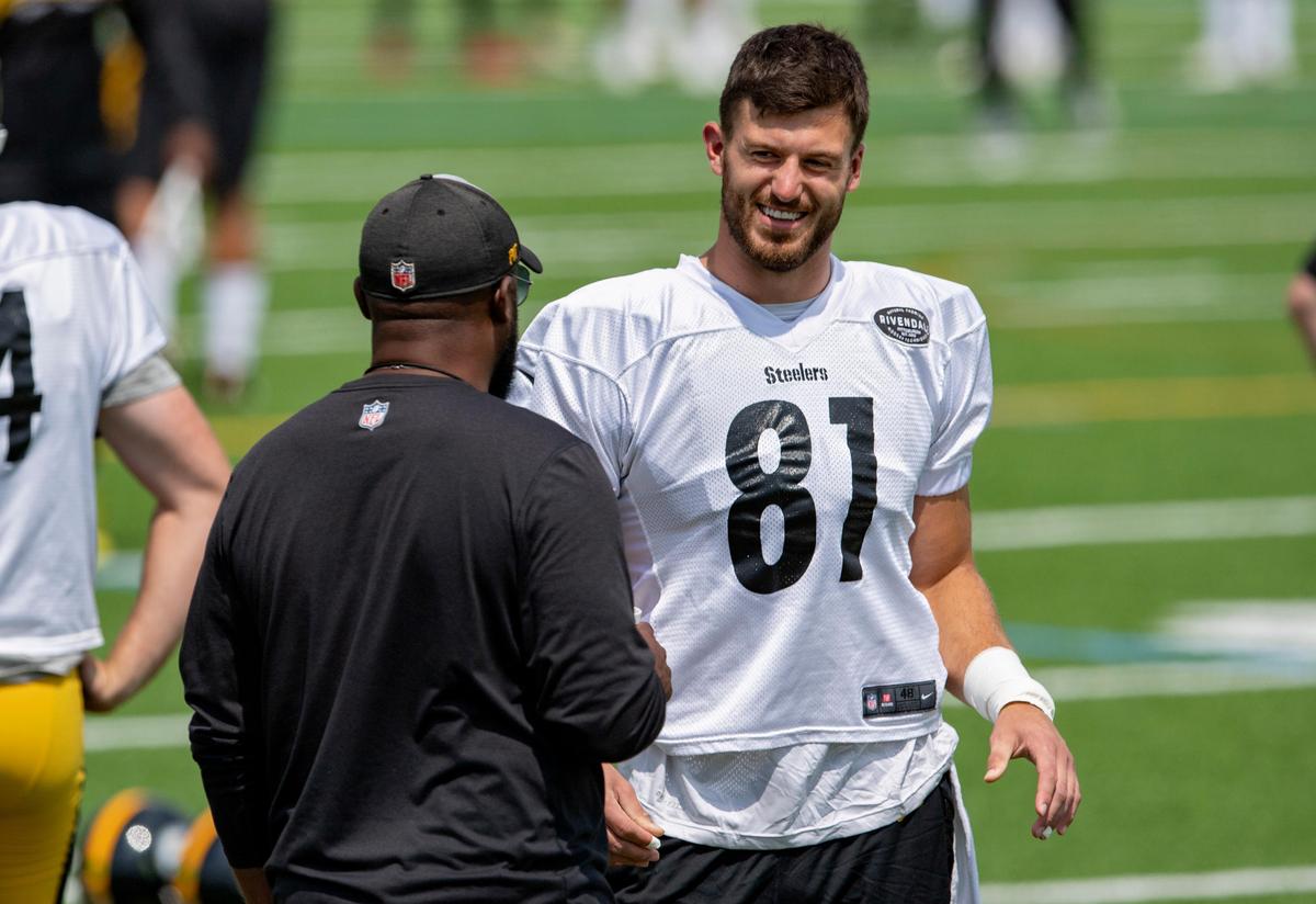 Steelers tight end Jesse James talks to head coach Mike Tomlin during training camp on Tuesday, August 7, 2018 at Saint Vincent College.