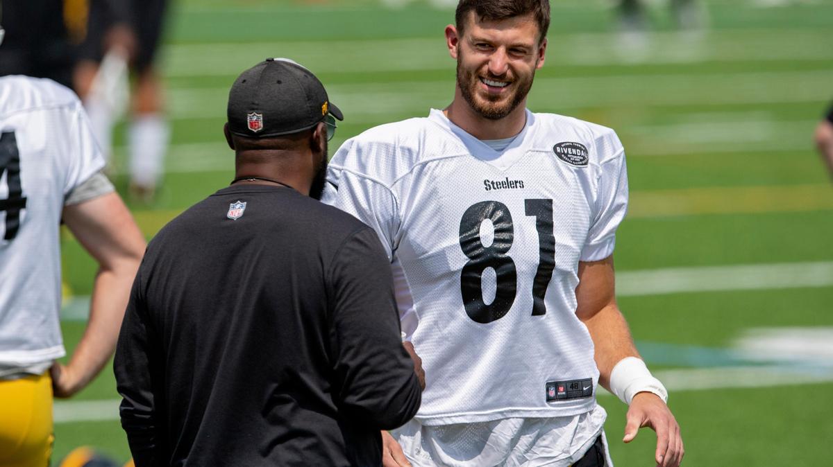 Steelers tight end Jesse James talks to head coach Mike Tomlin during training camp on Tuesday, August 7, 2018 at Saint Vincent College.
