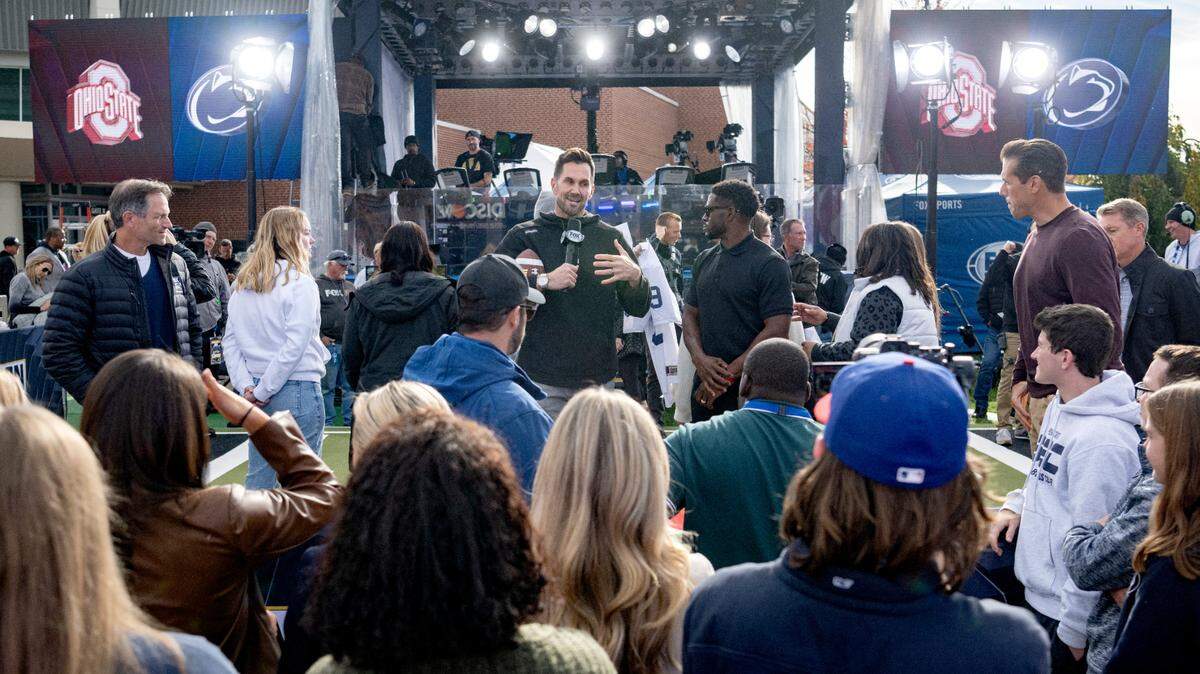 Penn State students ask questions to the Fox Big Noon Kickoff hosts on the set on Friday, Oct. 28, 2022. Big Noon Kickoff will be in Waco for TCU’s matchup at Baylor