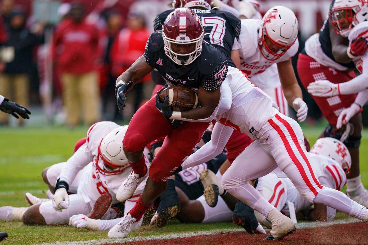 Temple running back Edward Saydee runs the ball in for a touchdown during the second half of the game against Houston on Nov. 13, 2021, in Philadelphia. Saydee is from Philadelphia.
