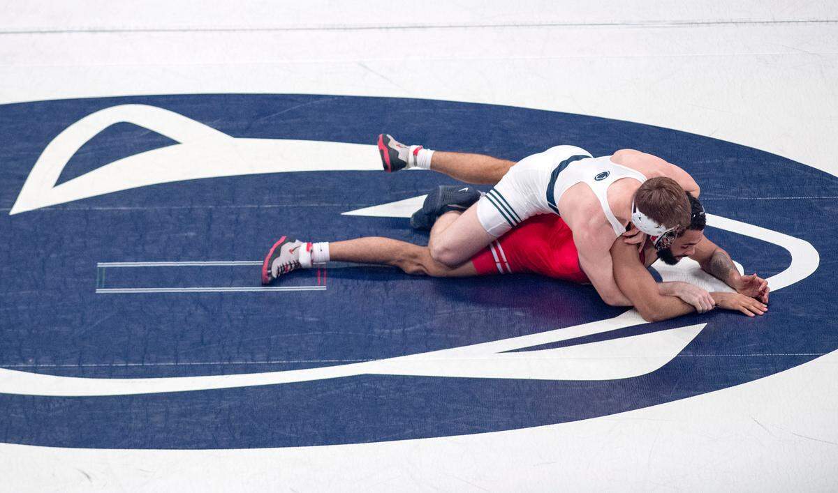 Penn State’s Creighton Edsell controls Ohio State’s Kevon Freeman in the 165 lb bout of the match on Friday, Feb. 4, 2022.