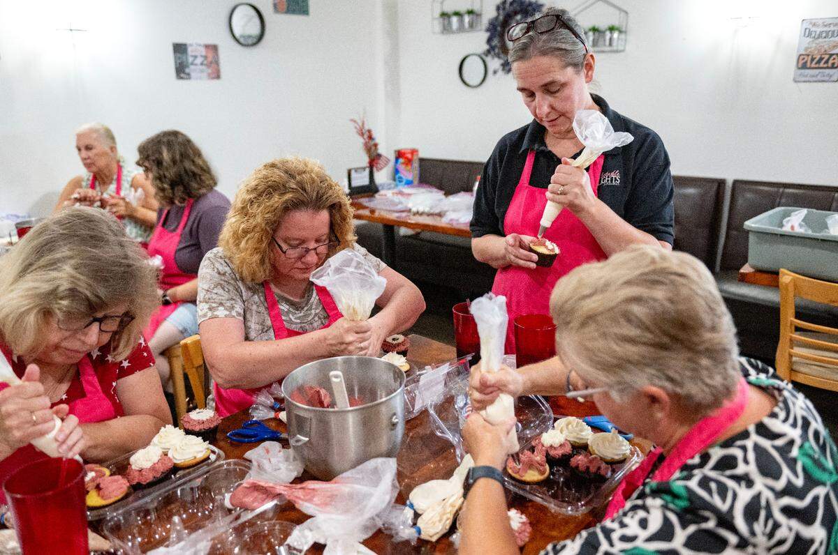 Heather Luse demonstrates a technique to decorate patriotic cupcakes during one of her Delectable Delights’ Cupcake Caravan events on Tuesday, July 9, 2024 at Streamside Family Restaurant.