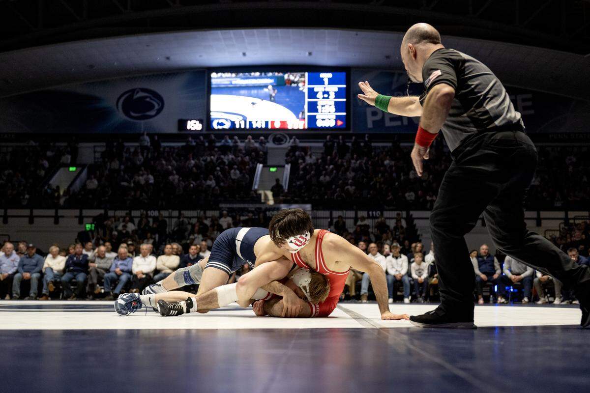 Penn State’s Braeden Davis controls Indiana’s Henry Porter in the 141 lb bout of the match on Friday, Jan. 23, 2026.