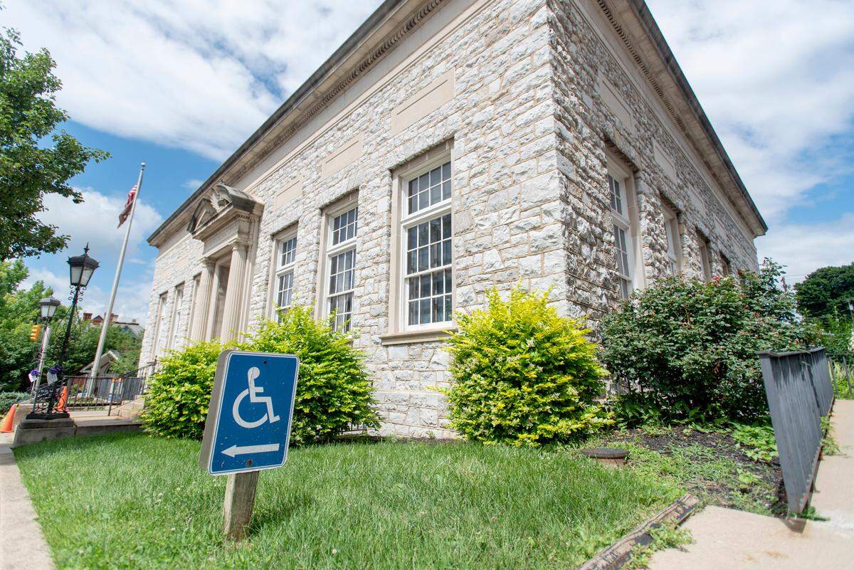 A sign in front of the Bellefonte Post Office directs those with disabilities to a side entrance with a ramp.
