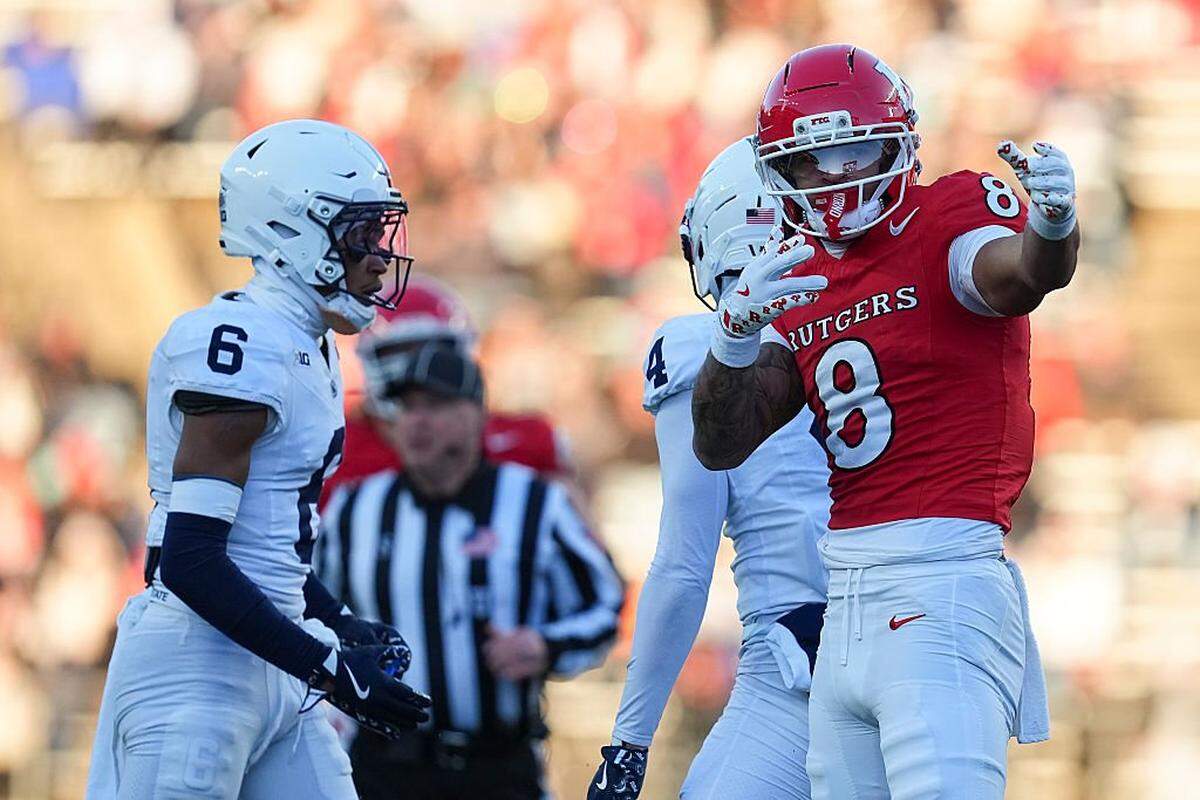 PISCATAWAY, NEW JERSEY - NOVEMBER 29: KJ Duff #8 of the Rutgers Scarlet Knights reacts against the Penn State Nittany Lions in the first half at SHI Stadium on November 29, 2025 in Piscataway, New Jersey. (Photo by Mitchell Leff/Getty Images)