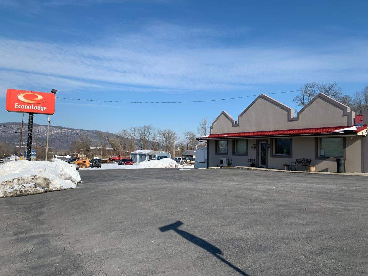 A Bellefonte couple was accused of a robbery at the Econo Lodge in Benner Township earlier this month.