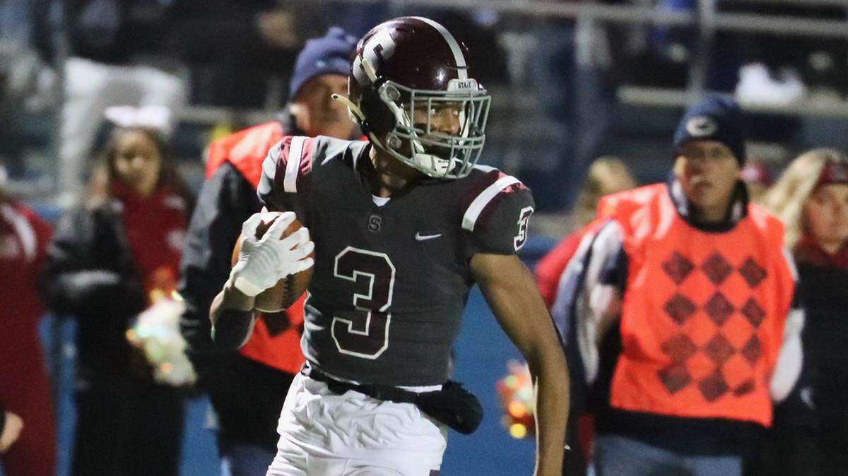 State College’s Jashaun Green runs with the ball against Williamsport in the District 6 Class 6A championship on Friday, Nov. 12, 2021, at Central Mountain. State College won, 17-14.