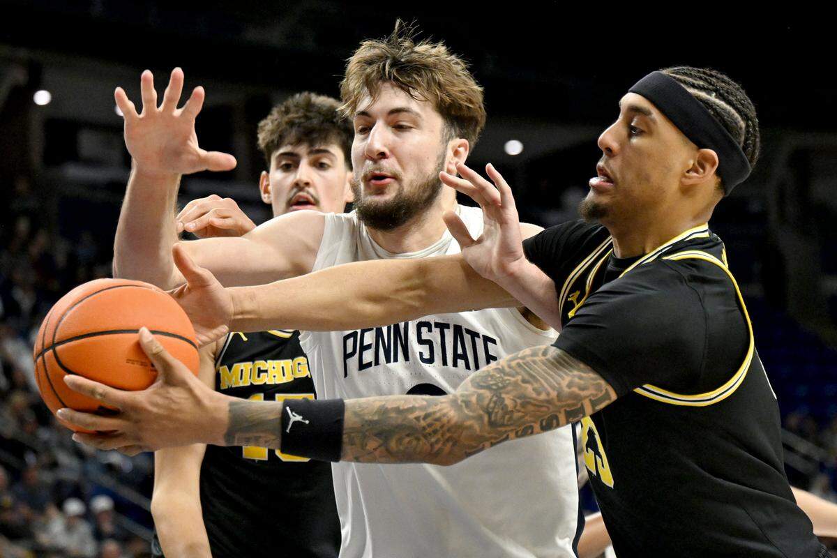 Michigan’s Yaxel Lendeborg grabs the ball from Penn State's Ivan Juric during the game against Michigan on Tuesday, Jan. 6, 2026.  