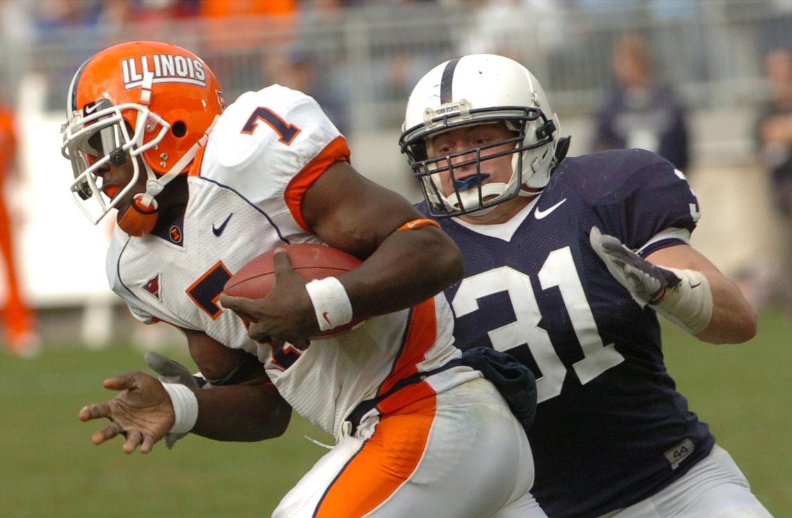 Penn State's Paul Posluszny (31) chases down  Illinoisquarterback Juice  Williams (7) in the 4th quarter on Saturday, Oct.21, 2006.