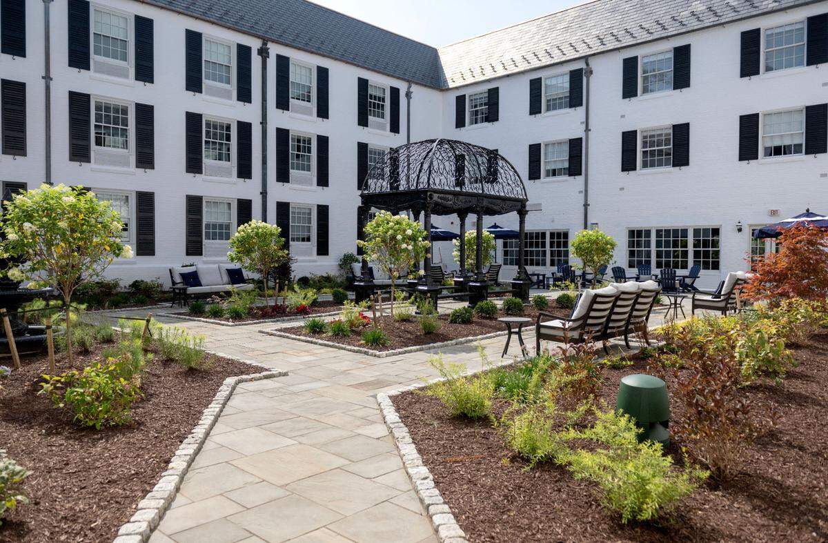 A courtyard for guest to enjoy at the Nittany Lion Inn.