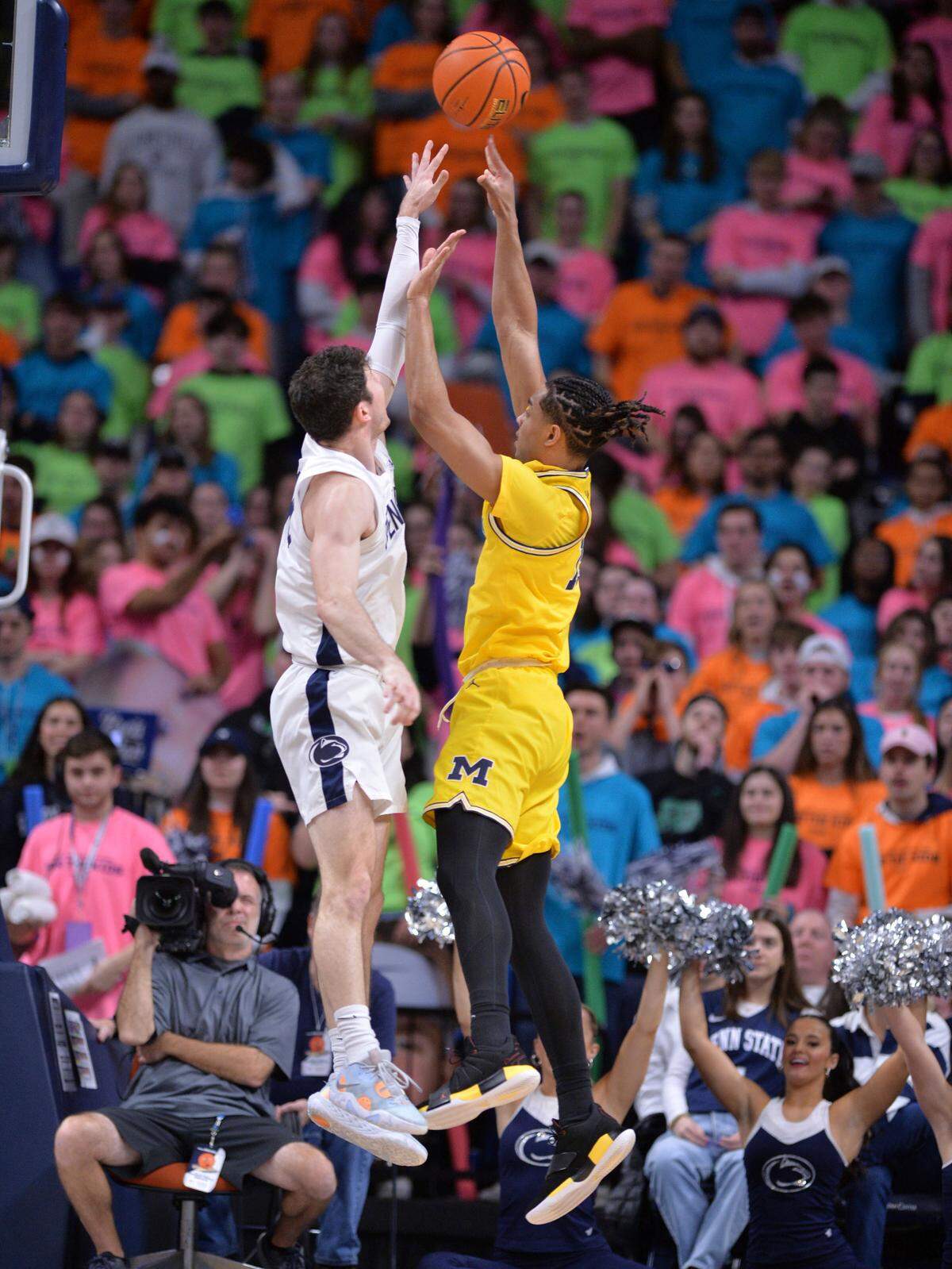 Michigan’s Jett Howard, right, shoots against Penn State’s Andrew Funk during the first half of Sunday’s game in the Bryce Jordan Center.