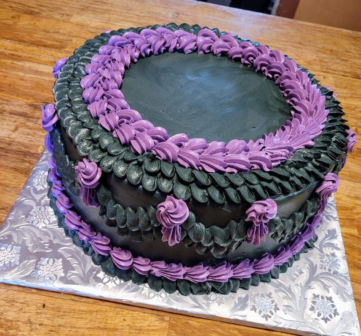 A round Lambeth cake created by Delectable Delights by Heather is pictured.