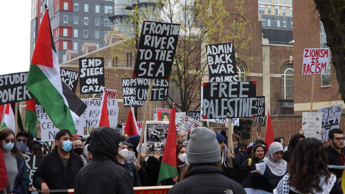 MANIFESTANTES PRO palestinos marchan cerca de Penn State, exigiendo que la universidad deje de invertir en Israel en abril.