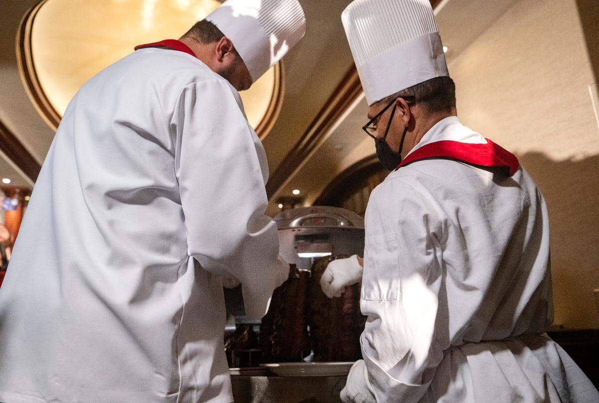Penn State defensive tackle PJ Mustipher does the ceremonial first cut of prime rib at the Lawry’s Beef Bowl on Friday, Dec. 30, 2022.