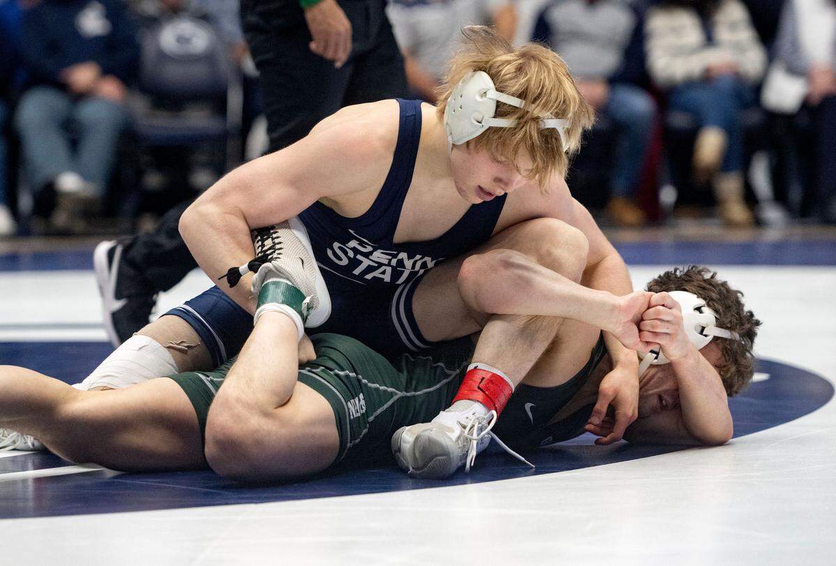 Penn State’s Braeden Davis wrestles Michigan State’s Andrew Hampton in the 133 lb bout of the match on Friday, Jan. 10, 2025 in Rec Hall. Davis won by tech fall.