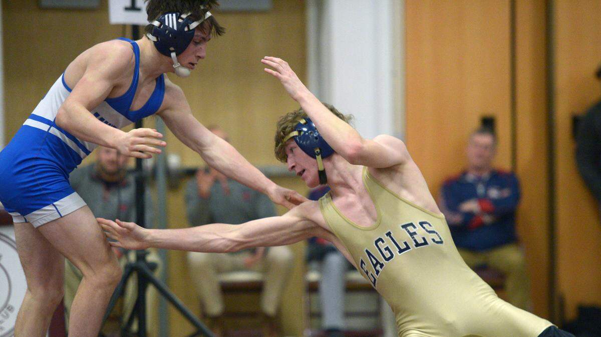BEA’s Lucas Fye won his Southwest Regional Tournament Championship bout with United’s Gideon Bracken at 121 lbs. on Saturday at the Altoona Area High School Fieldhouse.