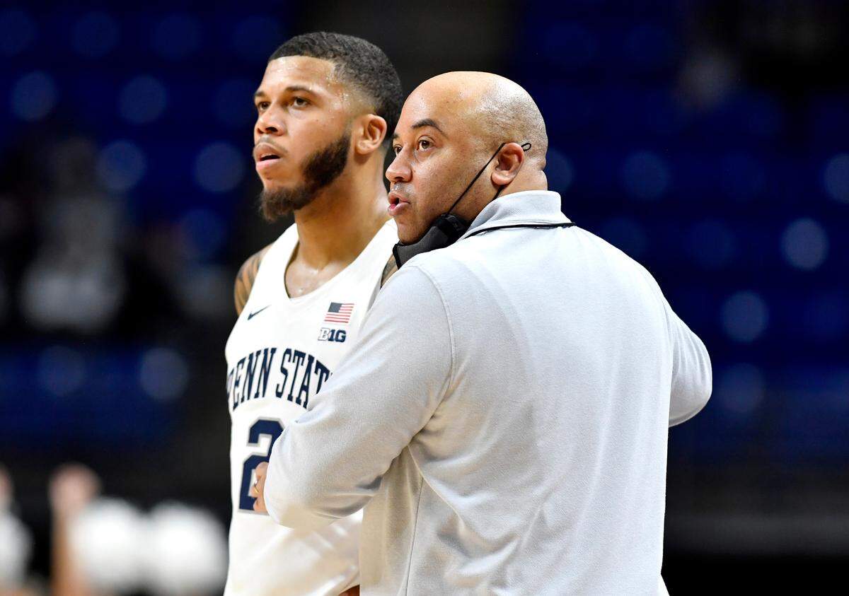 Penn State men’s basketball coach Micah Shrewsberry talks to Myles Dread on Jan. 11 as the clock ticks down for the win over Rutgers.