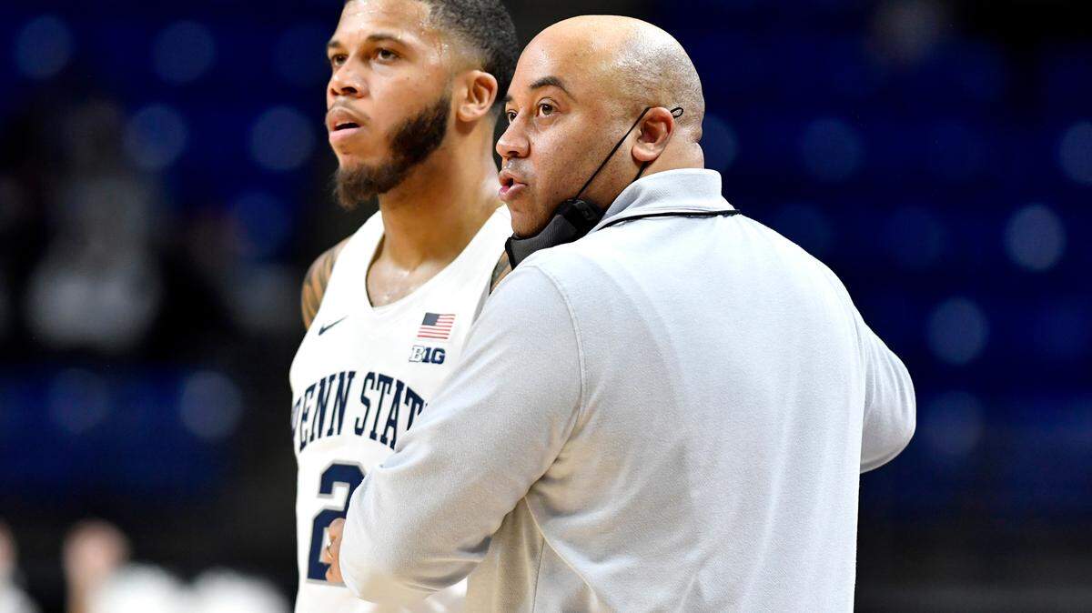 Penn State men’s basketball coach Micah Shrewsberry talks to Myles Dread as the clock ticks down for the win over Rutgers on Tuesday, Jan. 11, 2022.