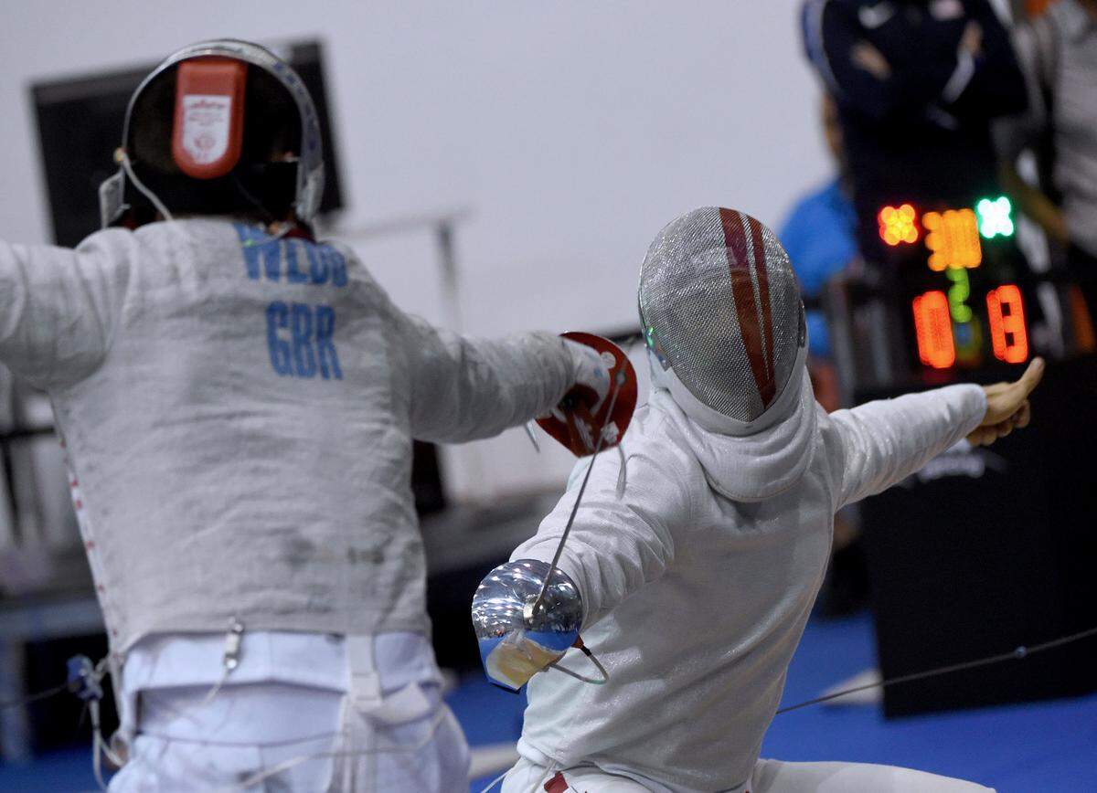 Kaito Streets, right, of Japan, beats Jonathan Webb, of Britain, in men’s individual sabre main tableau of 64 of the FIE World Fencing Championships in Budapest, Hungary, Monday, July 15, 2019. (Balazs Czagany/MTI via AP)