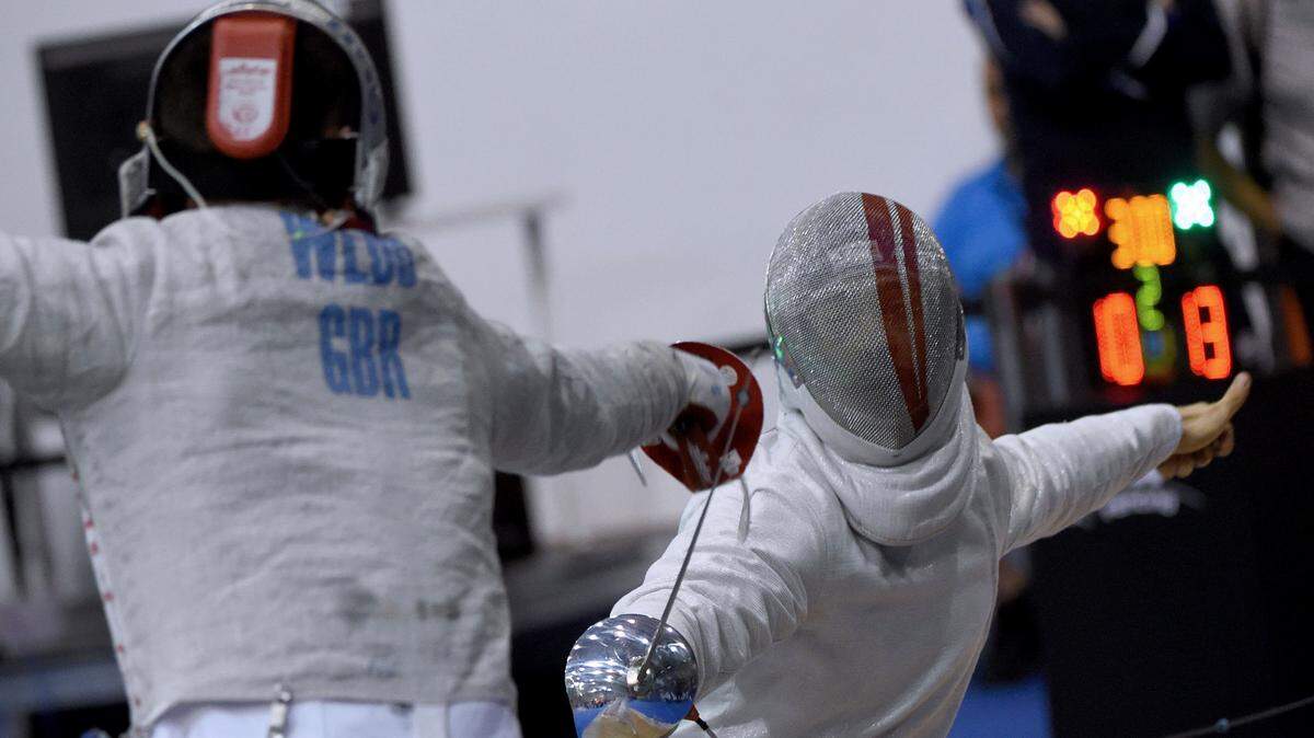 Kaito Streets, right, of Japan, beats Jonathan Webb, of Britain, in men’s individual sabre main tableau of 64 of the FIE World Fencing Championships in Budapest, Hungary, Monday, July 15, 2019.