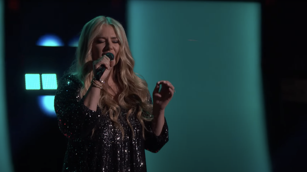 Hillary Torchiana sings Adele’s “Easy on Me” on “The Voice” blind auditions.