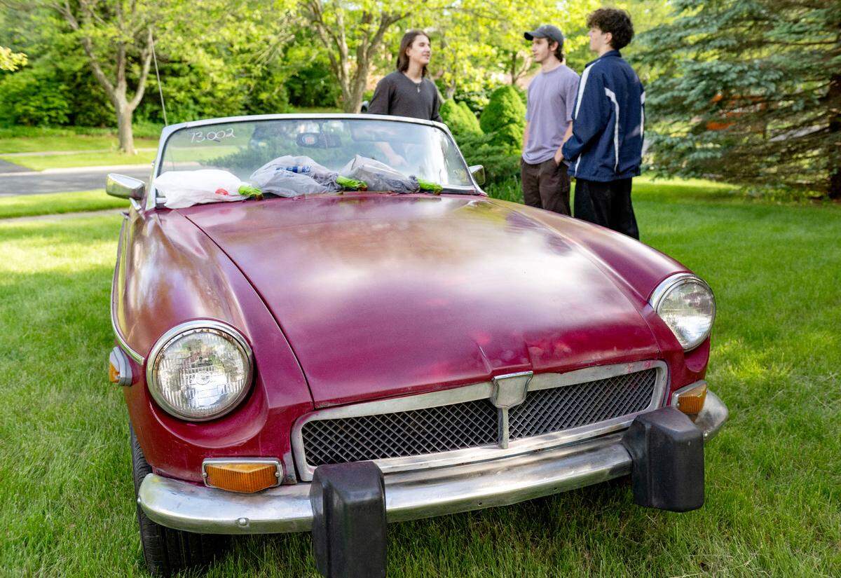 Eros Hernandez, Dylan Beck and Evan Passante, talk about the restoration work they’ve already done to Beck’s 1974 MGB.