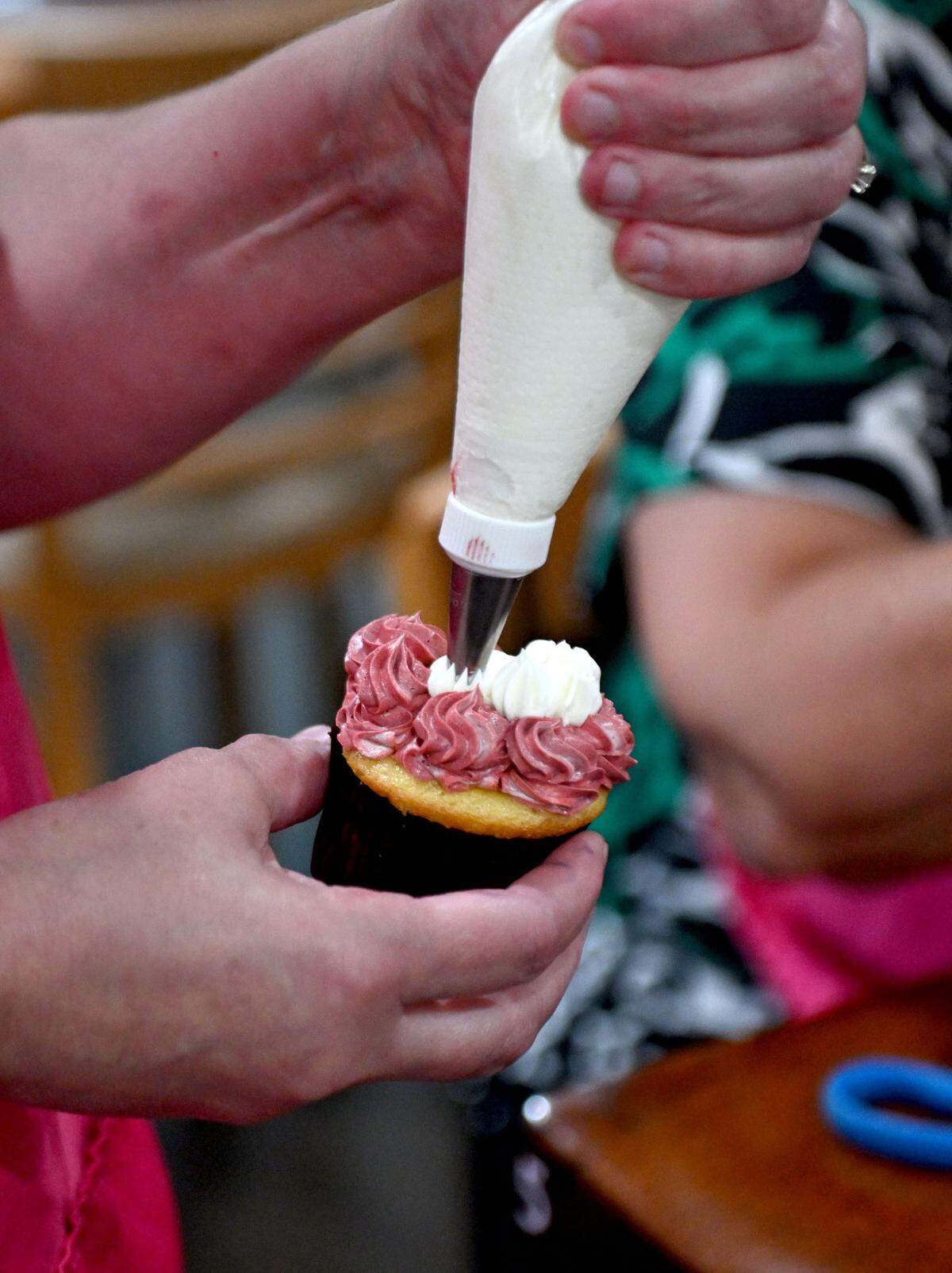 Heather Luse demonstrates a technique to decorate patriotic cupcakes during one of her Delectable Delights’ Cupcake Caravan events on Tuesday, July 9, 2024 at Streamside Family Restaurant.