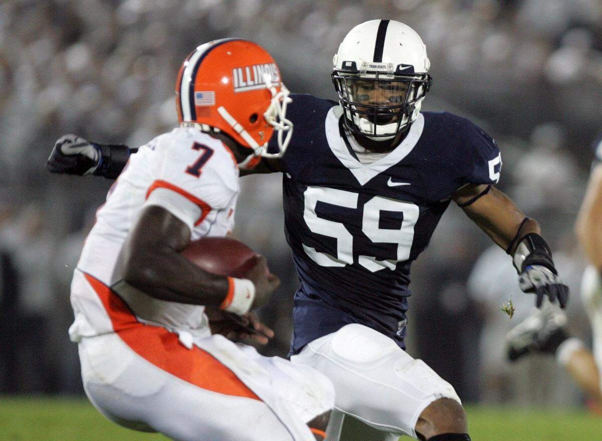 Penn State’s Aaron Maybin goes after Illinois’ Juice Williams at Beaver Stadium on Saturday, September 27, 2008.