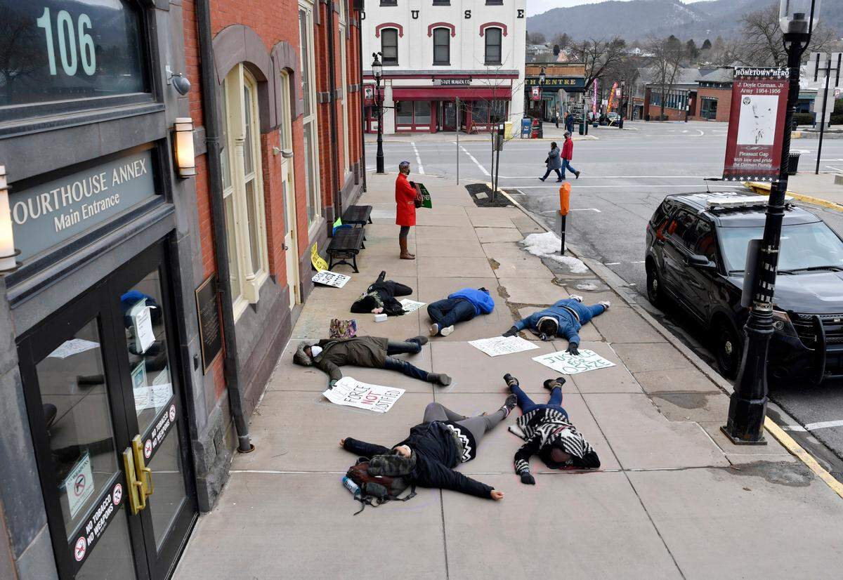 Members of the 3/20 Coalition held a “die in” outside of the Centre County Courthouse Annex on March 4. The 3/20 Coalition called for District Bernie Cantorna to resign after his “mishandling” of the Osaze Osagie investigation.