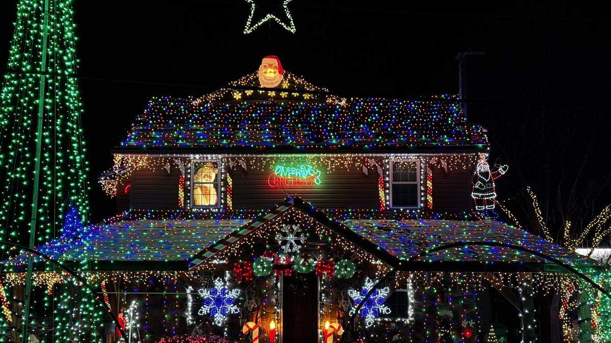 HOA restrictions on Christmas lights.