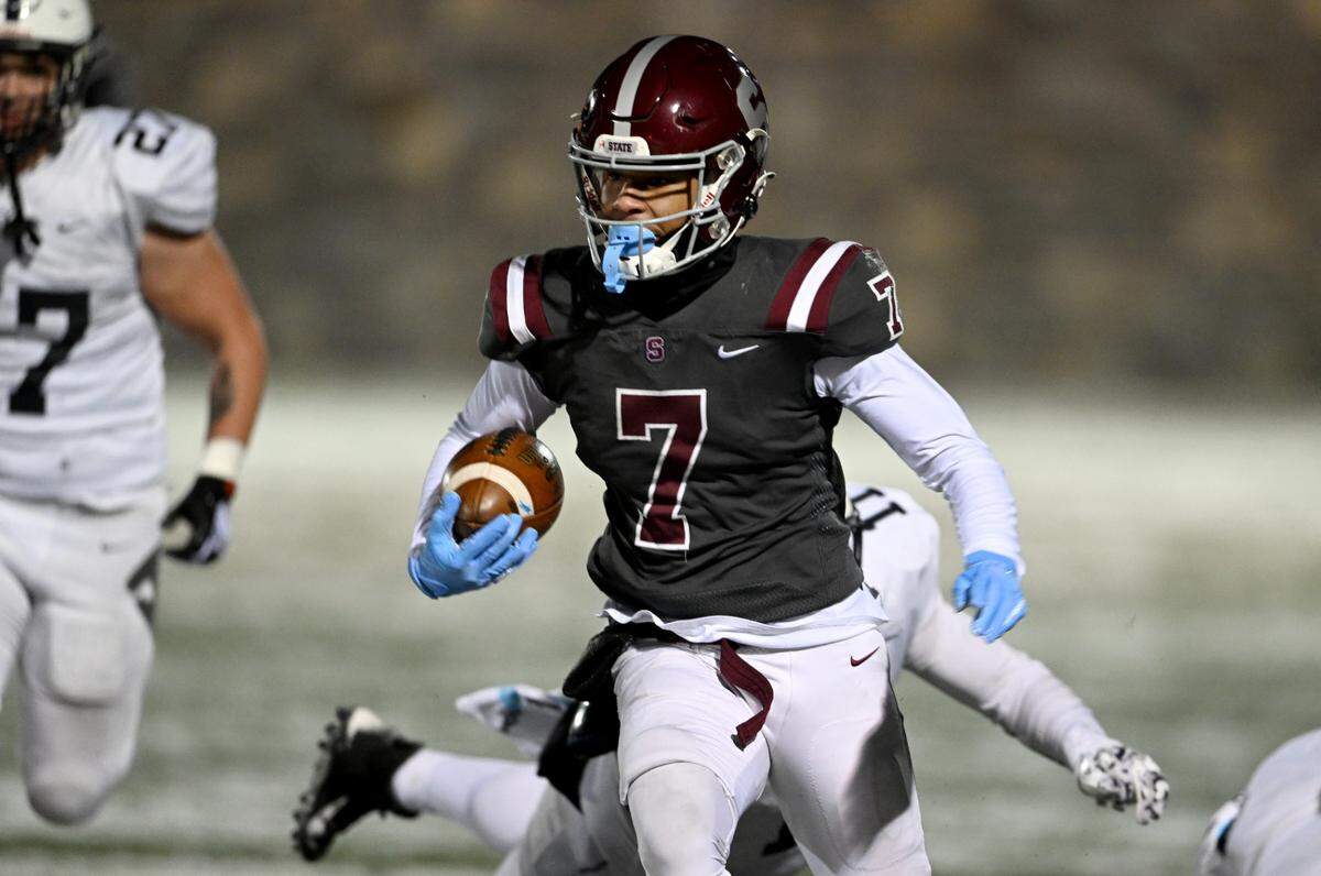 McDowell defenders can’t stop State College’s D’Antae Sheffey during the game on Friday, Nov. 18, 2022.