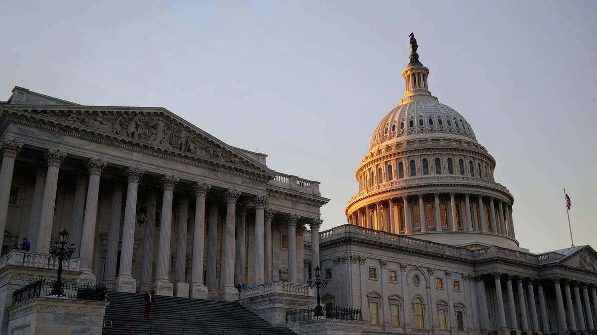El sol se pone en el edificio del Capitolio en Washibngton, D.C., donde el 118º Congreso trabajará para establecer las leyes del país. AP