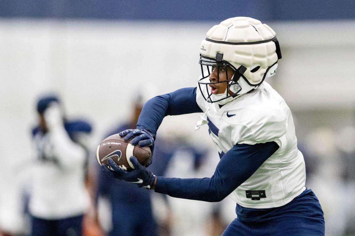 Penn State wide receiver Mitch Tinsley makes a catch during practice on Wednesday, Oct. 26, 2022.