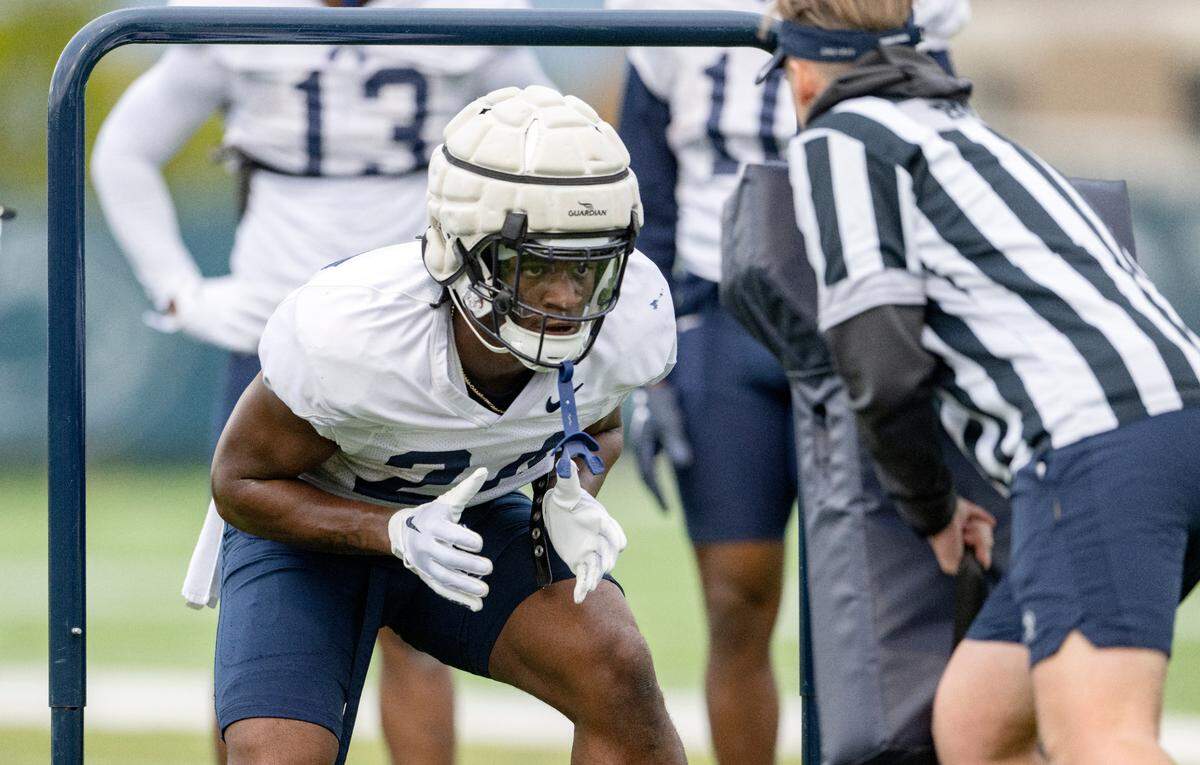 Penn State running back Keyvone Lee runs a drill during practice on Wednesday, Oct. 12, 2022.