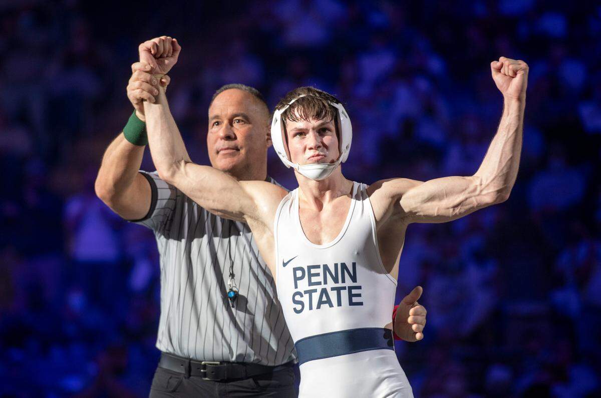 Penn State’s Drew Hildebrandt celebrates his win over Ohio State’s Malik Heinselman in the 125 lb bout of the match on Friday, Feb. 4, 2022.