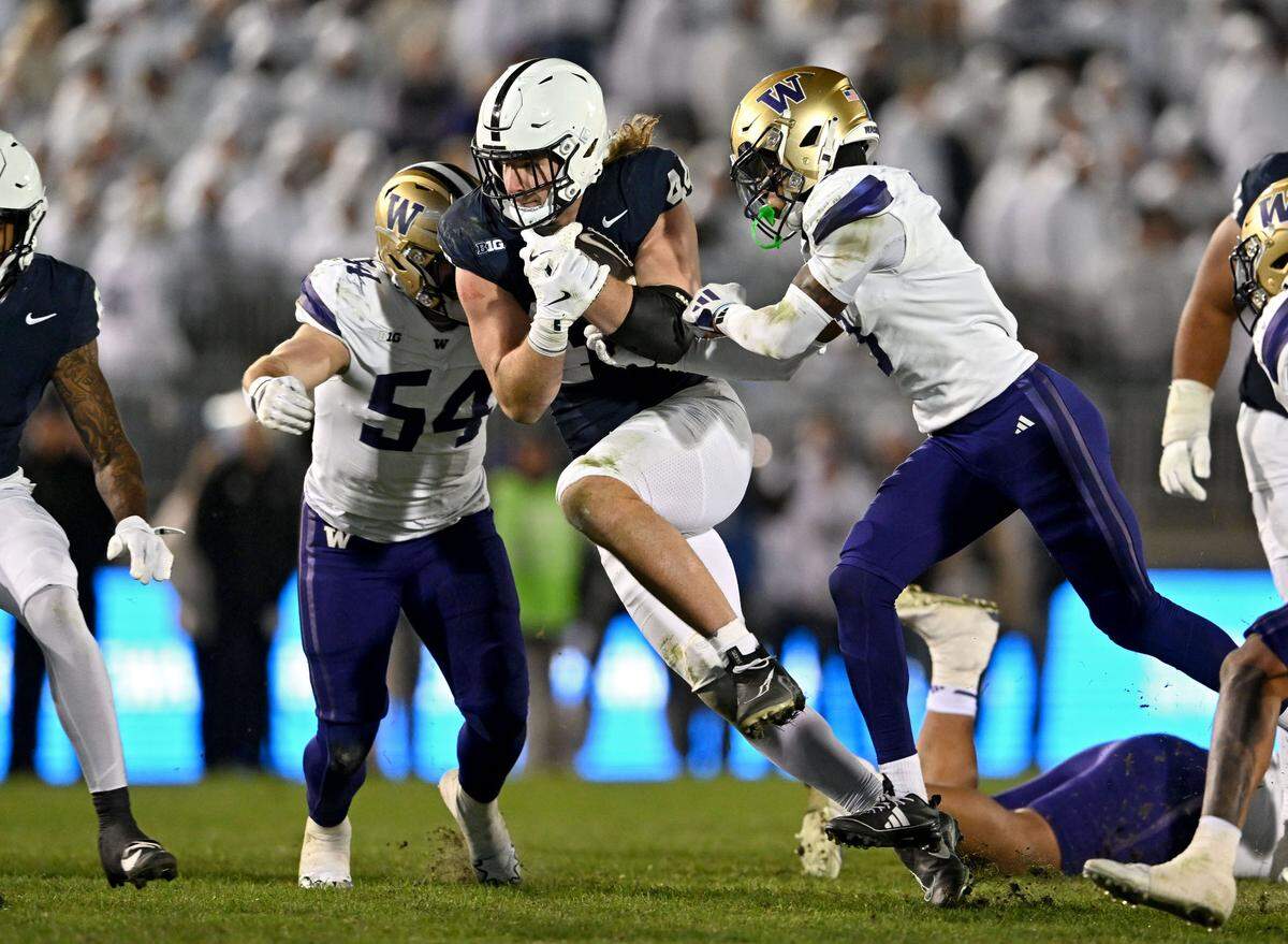 Washington defenders try to stop Penn State tight end Tyler Warren during the White Out game on Saturday, Nov. 9, 2024.