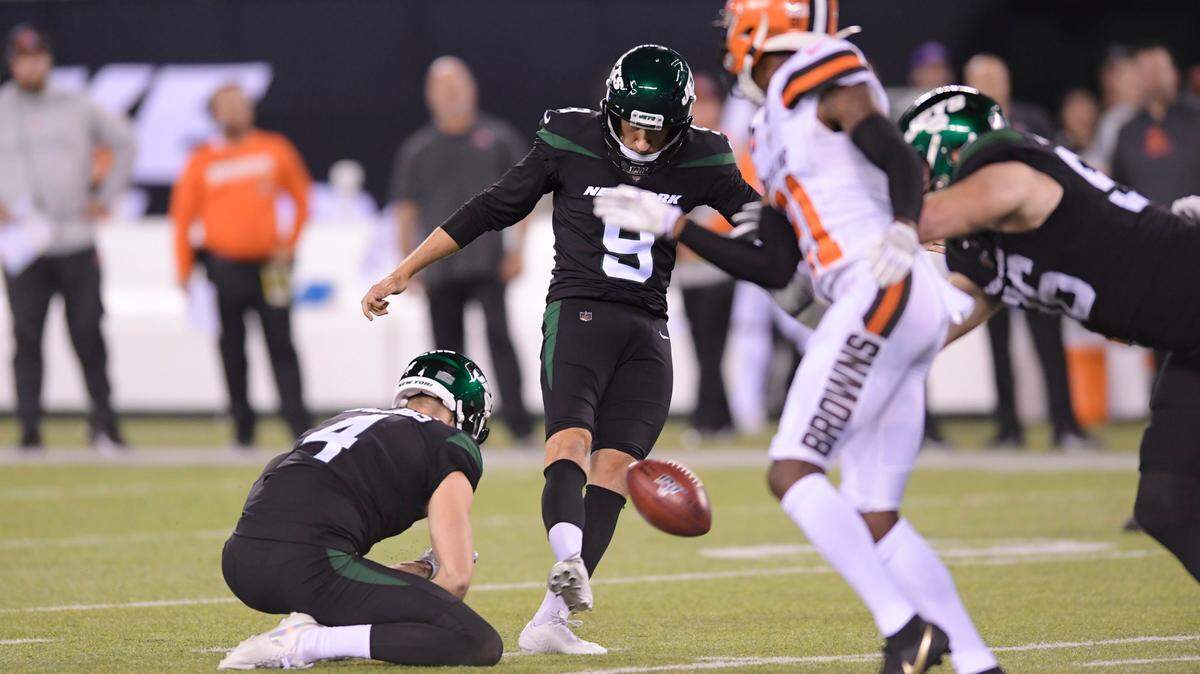 New York Jets Sam Ficken (9) kicks a field goal during the first half of an NFL football game against the Cleveland Browns Monday, Sept. 16, 2019, in East Rutherford, N.J. (AP Photo/Bill Kostroun)