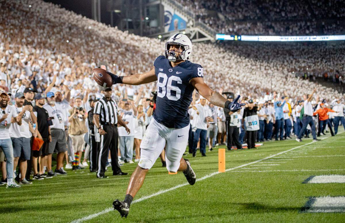 Penn State tight end Brenton Strange runs into the end zone for a touchdown in the second quarter of the game against Auburn.