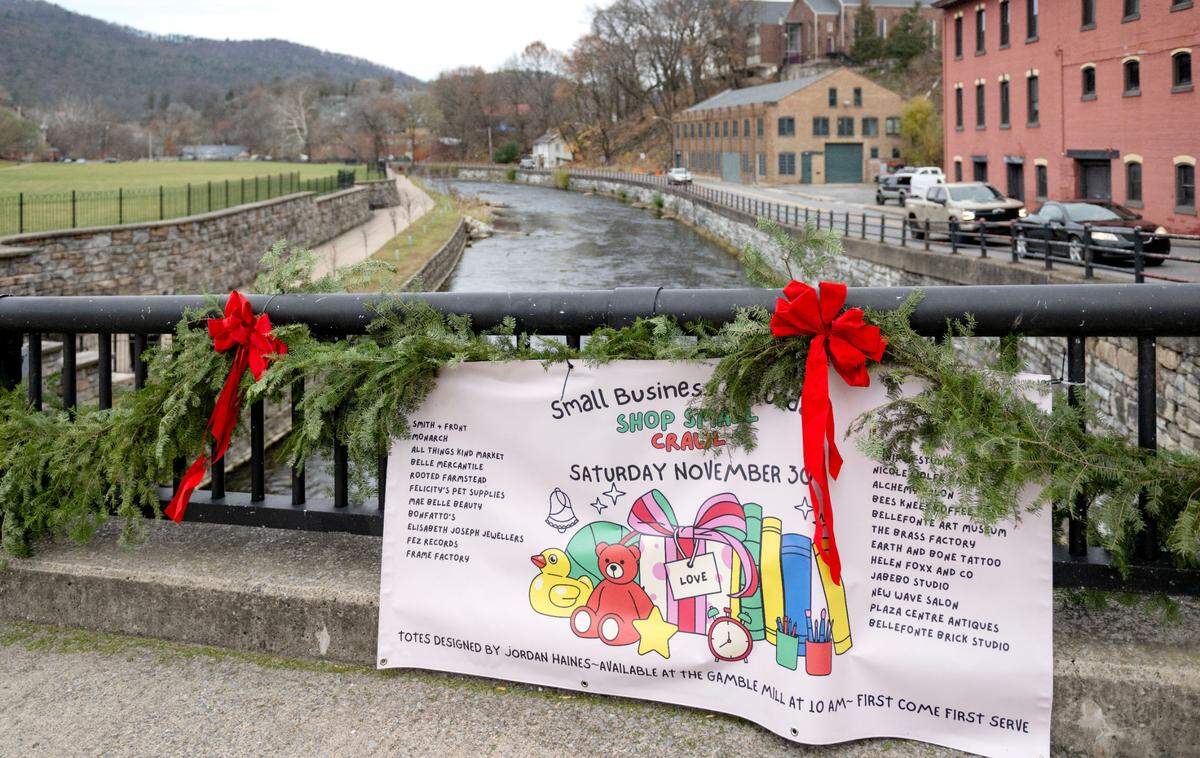 A sign promoting the Shop Small Crawl in Bellefonte.