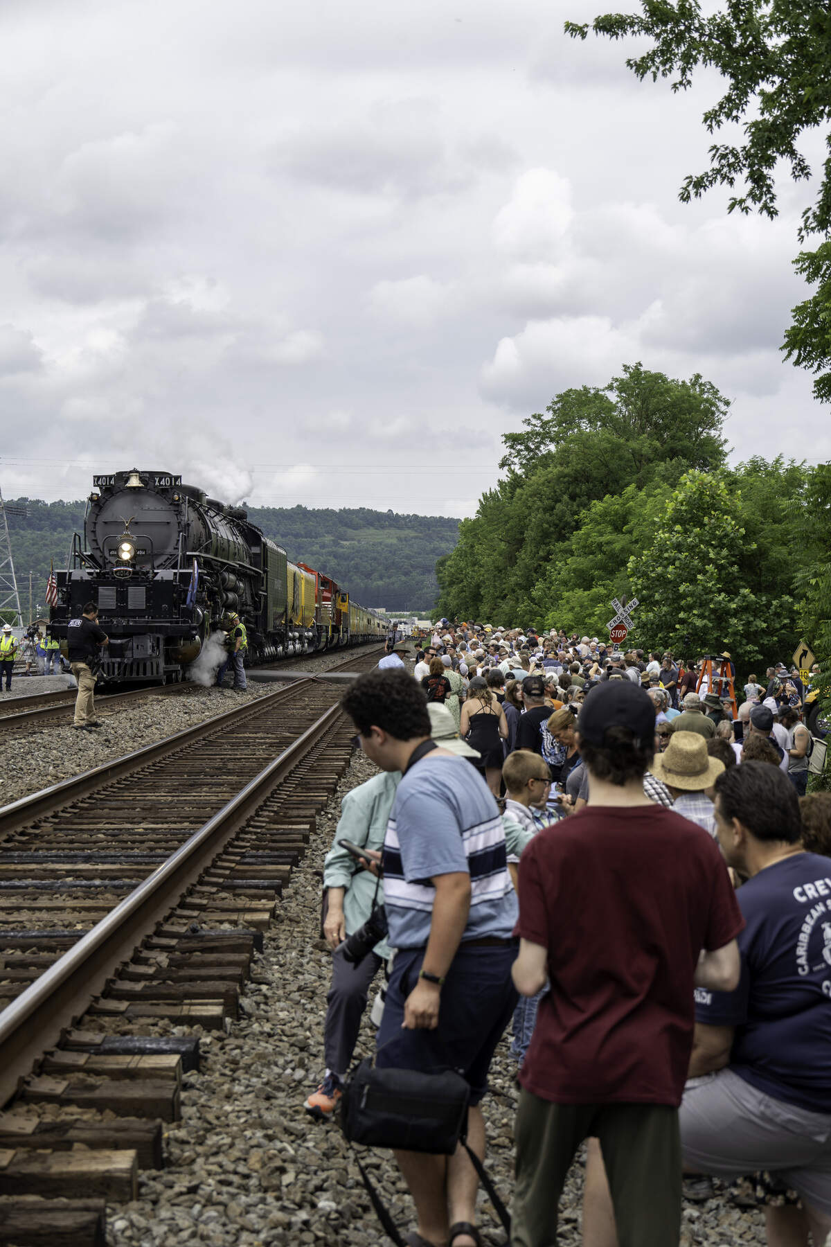A crowd gathers in Lewistown to see Big Boy No. 4014.