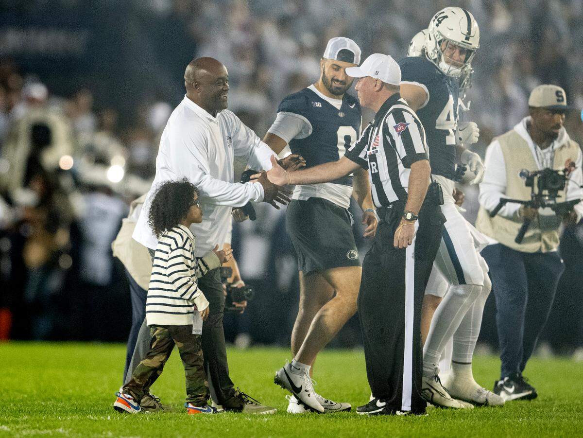 Ki-Jana Carter was the honorary captain for the game against Illinois on Saturday, Sept. 28, 2024.