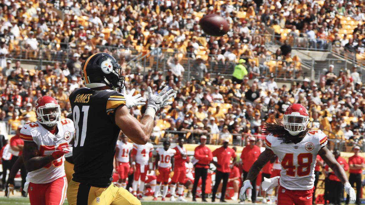 Pittsburgh Steelers tight end Jesse James (81) makes a catch for a touchdown past Kansas City Chiefs linebacker Terrance Smith (48) in the first half of an NFL football game, Sunday, Sept. 16, 2018, in Pittsburgh. (AP Photo/Gene J. Puskar)