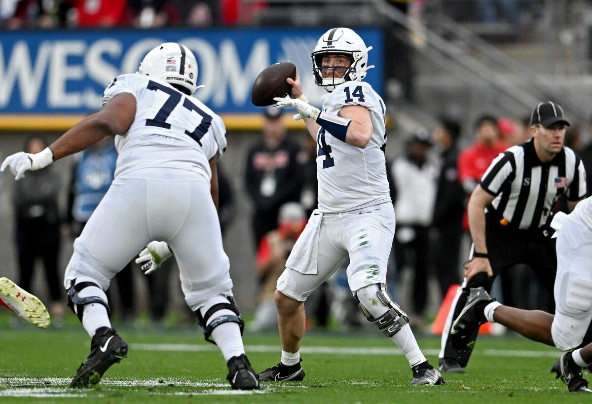 Penn State quarterback Sean Clifford makes a pass to Theo Johnson during the Rose Bowl game against Utah on Monday, Jan. 2, 2023.