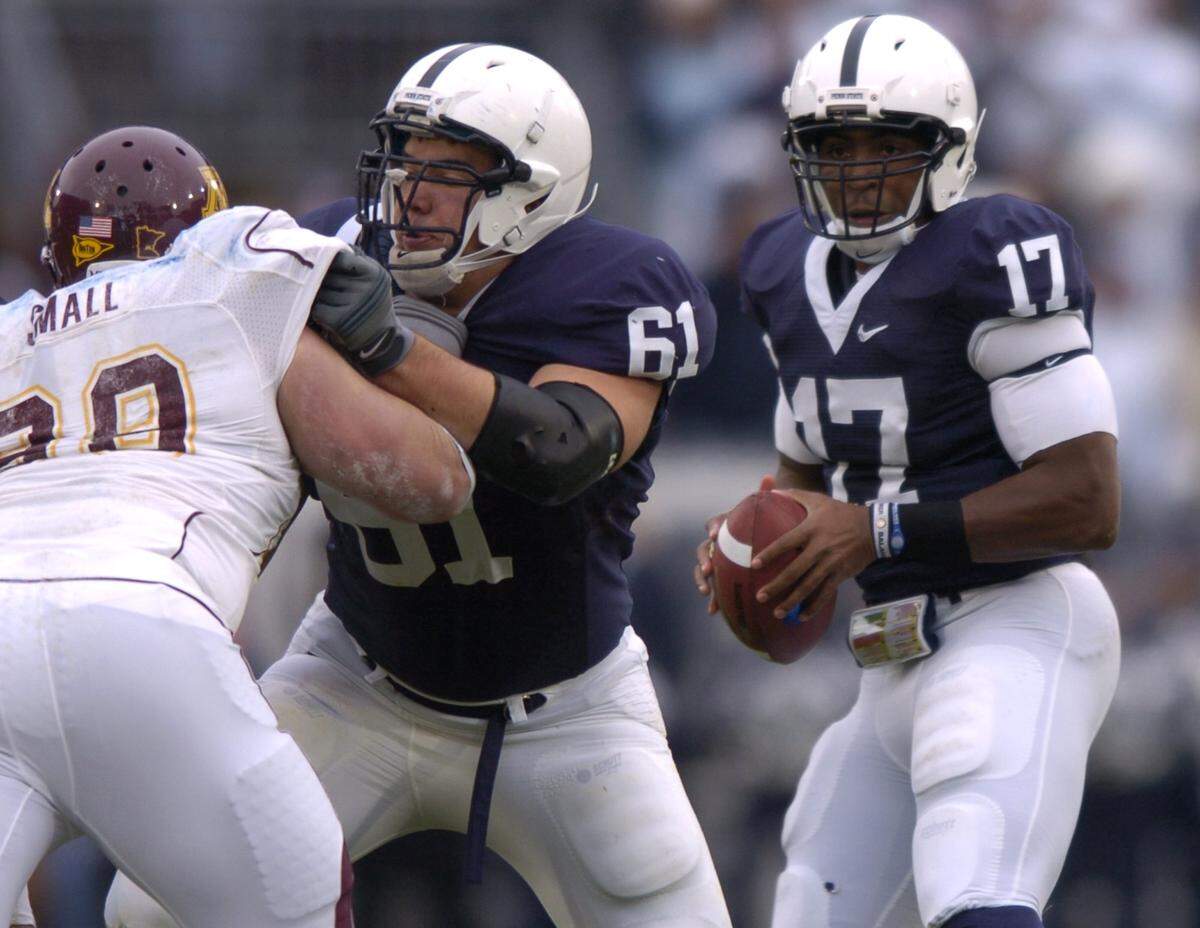 Stefen Wisniewski and Daryll Clark during the Minnesota game on Oct. 17, 2009.