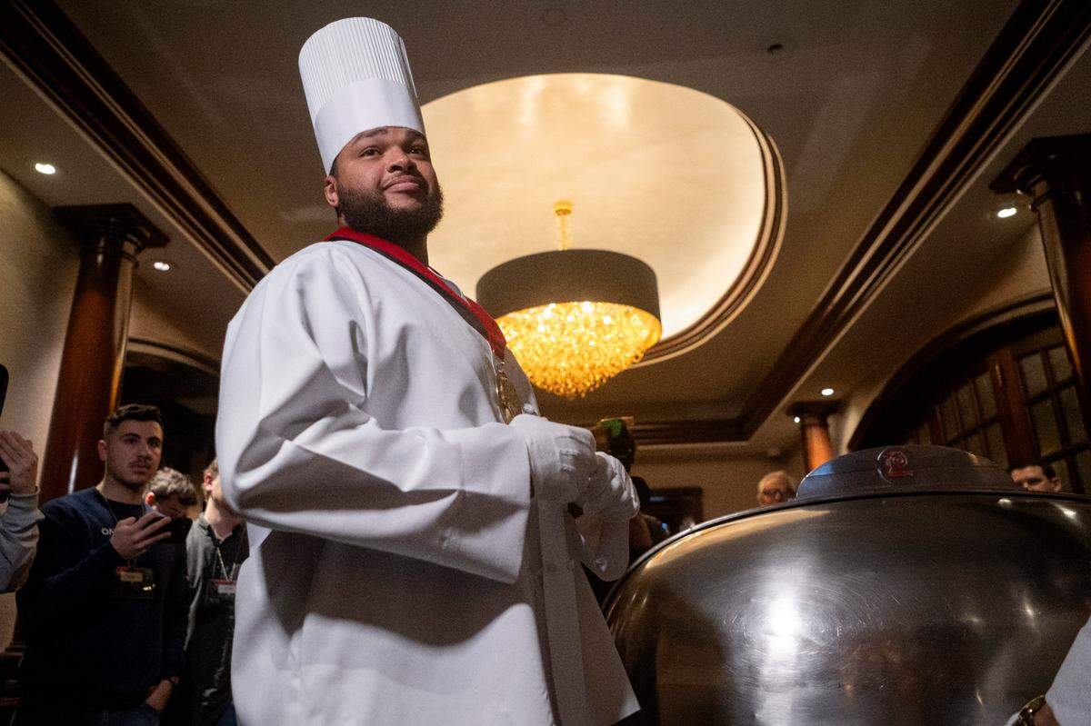 Penn State defensive tackle PJ Mustipher does the ceremonial first cut of prime rib at the Lawry’s Beef Bowl on Friday, Dec. 30, 2022.