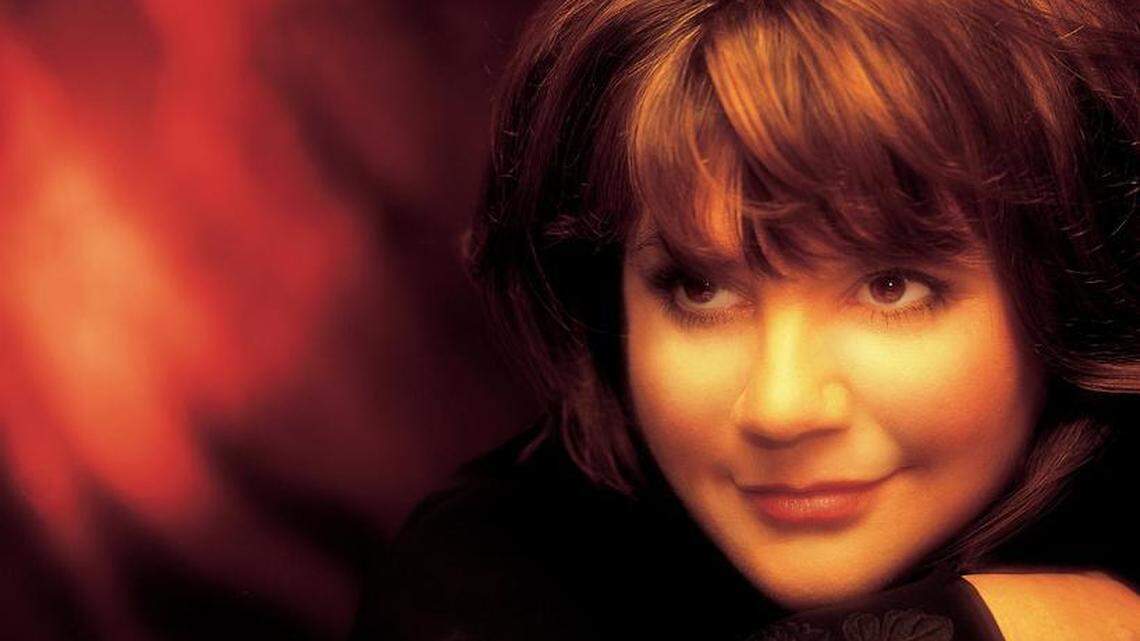 Legendary country music star Linda Ronstadt can no longer sing due to Parkinson’s disease, but that doesn’t stop her from continuing to inspire audiences. Today, she graces the stage to speak about her struggles with the disease.
