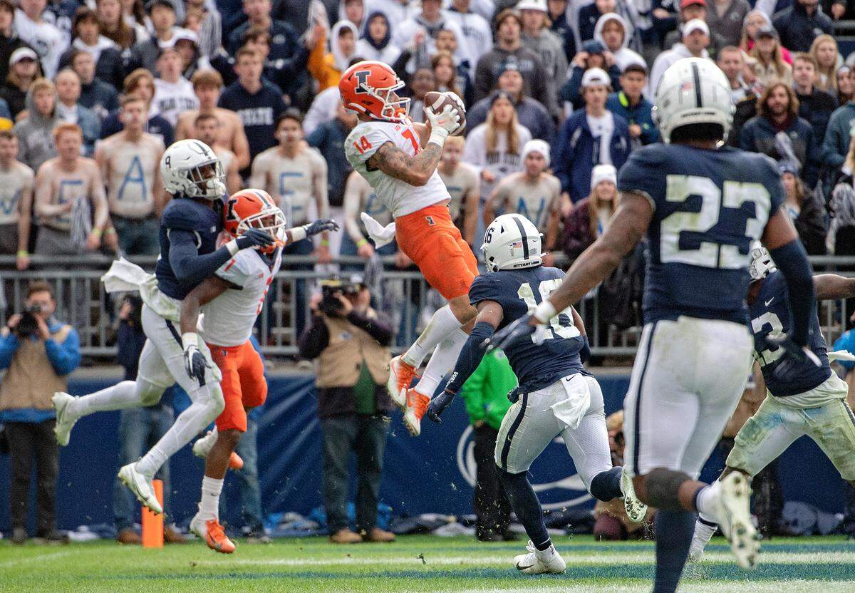 Illinois’ Casey Washington makes the catch for the two point conversion to win the game against Penn State in the 9th overtime on Saturday, Oct. 23, 2021.